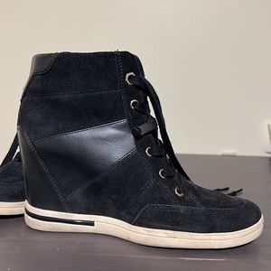 Blue suede wedge sneakers by Tommy Hilfiger